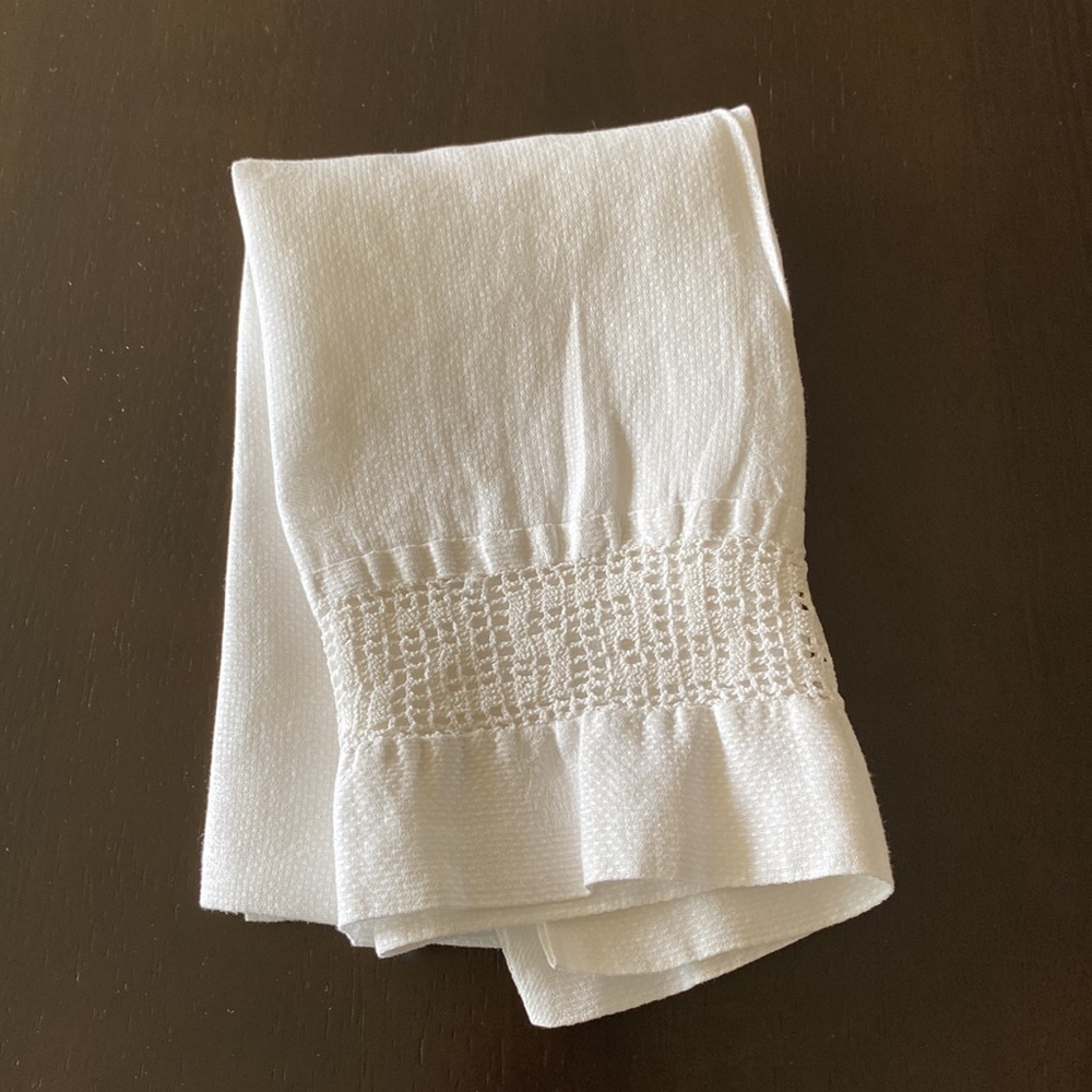 Beautiful Vintage Creamy White Crocheted Ruffled Edge Towel!